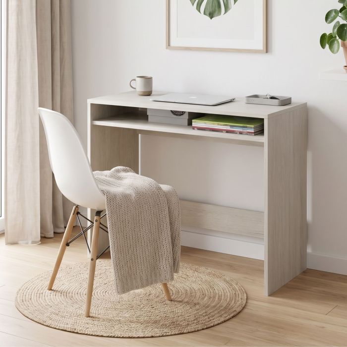 Bureau scandinave blanc en bois clair installé dans un coin de pièce lumineux