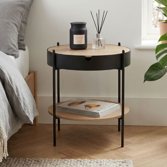 Chevet bois et métal industriel Telio installé à côté d’un lit dans une chambre moderne.