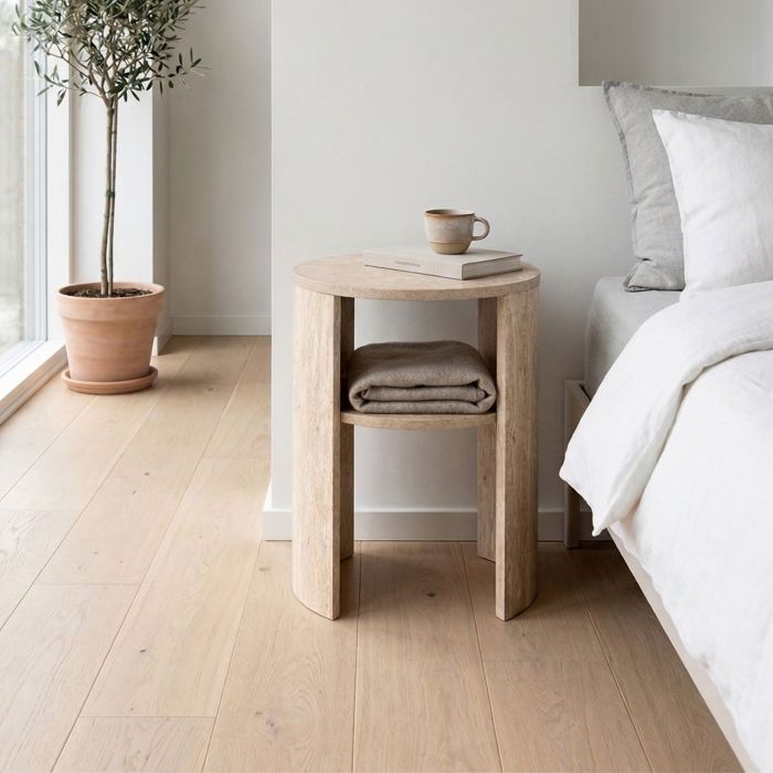 Décoration de chambre moderne avec un chevet effet travertin 