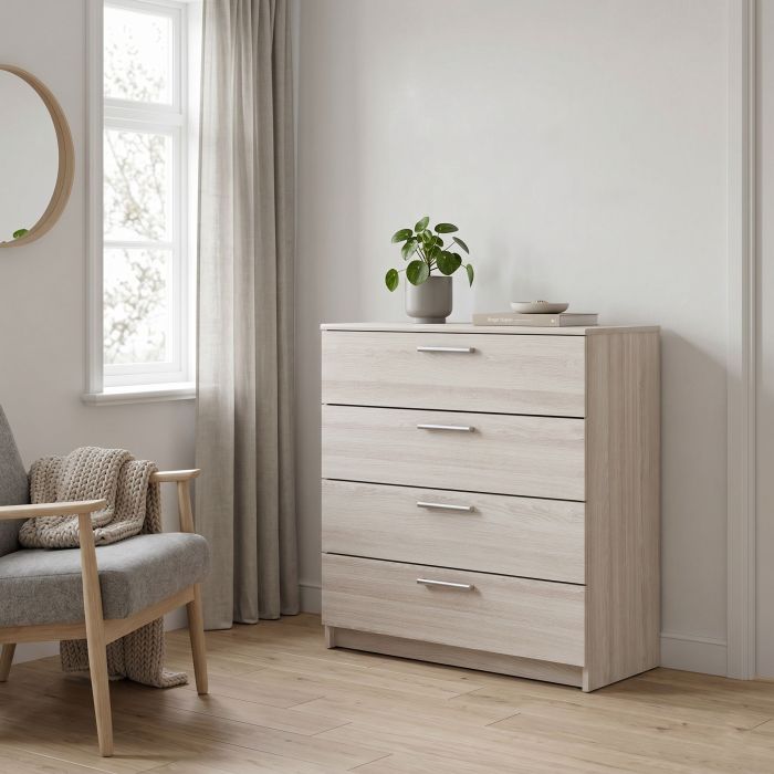 Commode avec 4 tiroirs en bois imitation chêne dans une chambre lumineuse et moderne