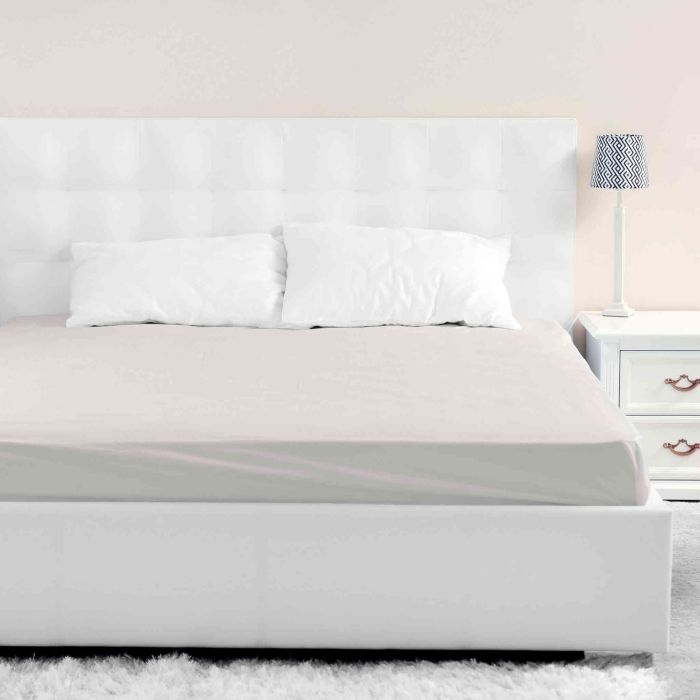 Lot de 2 drap housse jersey sable installé sur lit double en coton extensible