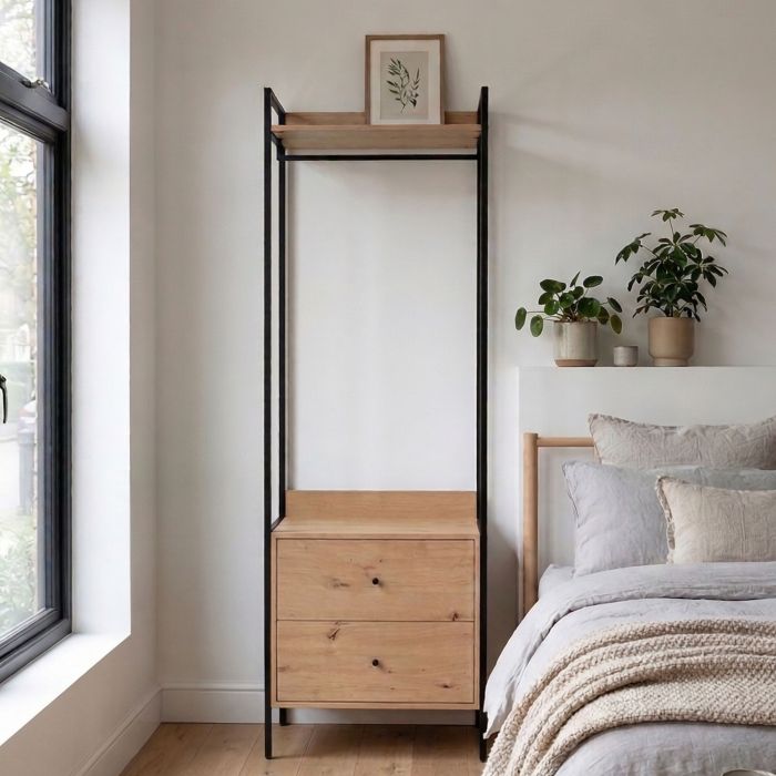 Dressing ouvert bois et métal moderne avec penderie et tiroirs dans une chambre élégante