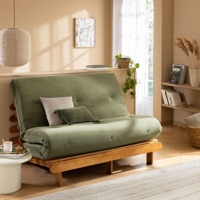 Banquette futon kaki en velours côtelé dans un intérieur naturel