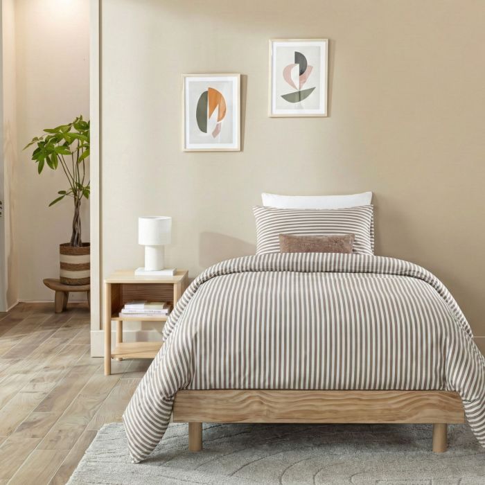 Ensemble sommier et chevet enfant en bois de pin massif dans une chambre tendance