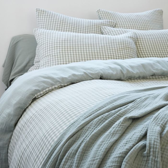 Lit douillet avec une housse de couette gaze de coton vichy offrant un aspect gaufré ultra-moelleux
