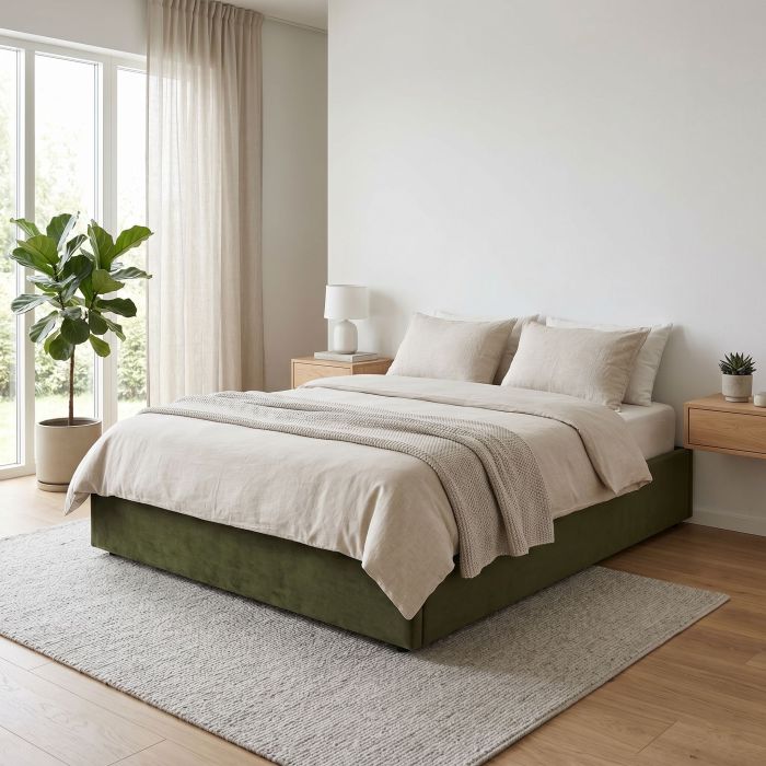Lit coffre kaki en velours lisse dans une chambre lumineuse et moderne