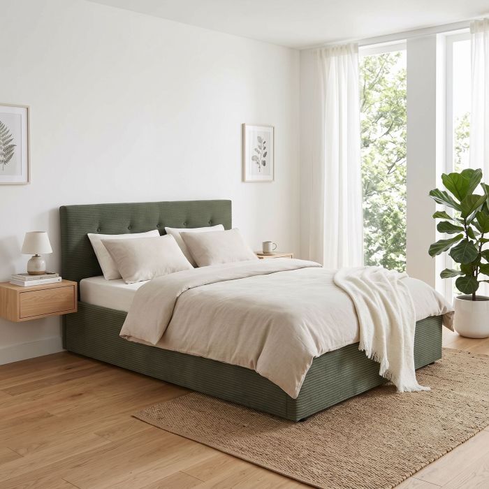 Lit coffre kaki double aménagé dans une chambre moderne avec décoration élégante