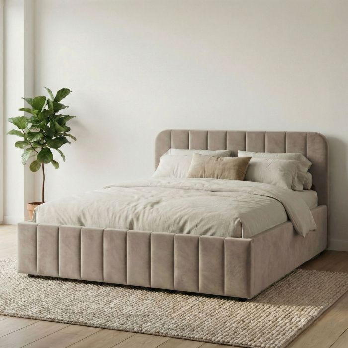 Lit coffre velours taupe avec tête de lit capitonnée dans une chambre moderne élégante
