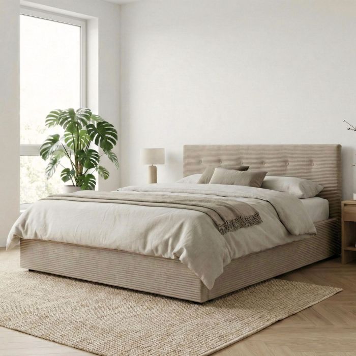 Lit coffre en velours côtelé taupe dans une chambre scandinave lumineuse 