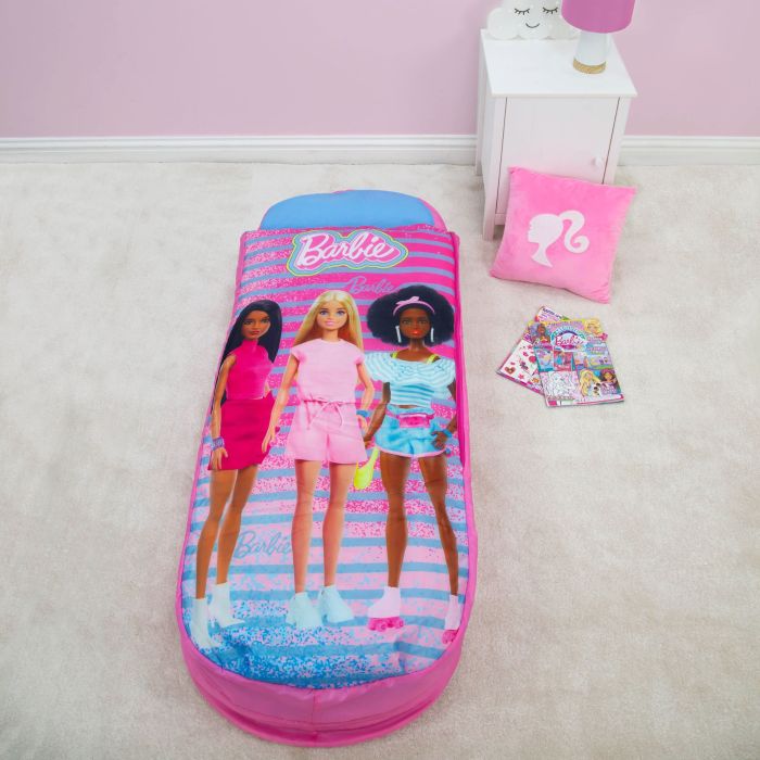Lit d'appoint gonflable ReadyBed® Barbie (dès 3 ans) sur un tapis blanc, avec oreiller et magazines assortis