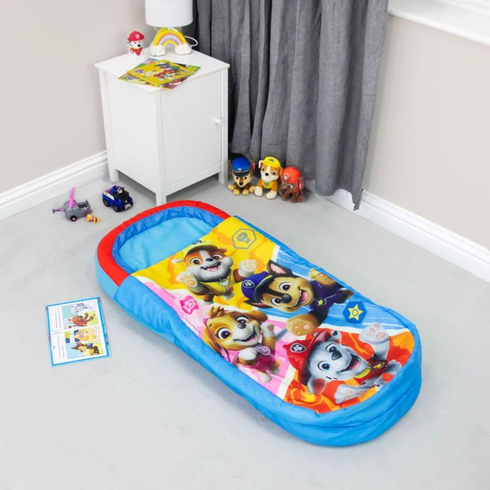Lit d'appoint ReadyBed gonflable Paw Patrol 18 mois ambiance enfant avec jouets