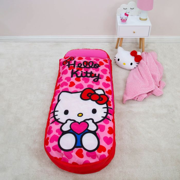 Lit d'appoint ReadyBed® gonflable 2-en-1 Hello Kitty, positionné au sol dans une chambre d'enfant rose