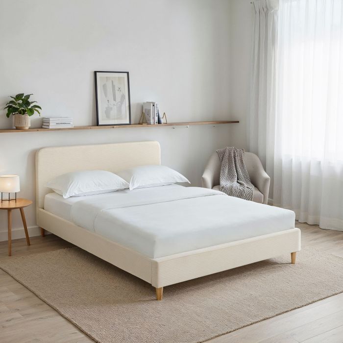 Lit en velours côtelé avec pieds en bois écru ambiance avec matelas