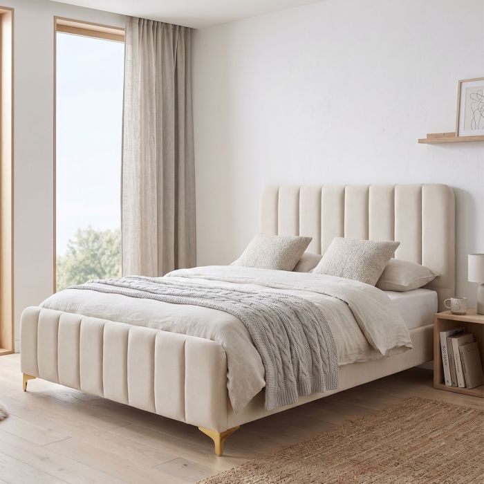 Lit velours écru design scandinave dans une chambre lumineuse avec parquet et plantes en pot