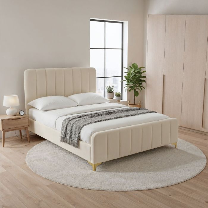 Lit en velours avec pieds en métal dorés écru ambiance avec un matelas