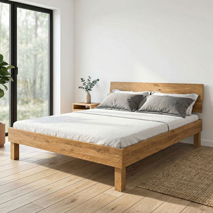 Lit avec pieds carrés et tête de lit en chêne massif clair dans une chambre lumineuse