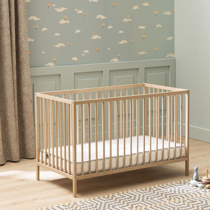 Lit en bois pour enfant équipé du matelas bébé en mousse ferme Bultex Pilou.
