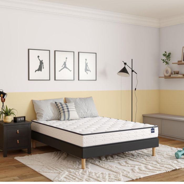Matelas mousse très ferme Bultex Éveil installé sur un lit dans une chambre moderne.