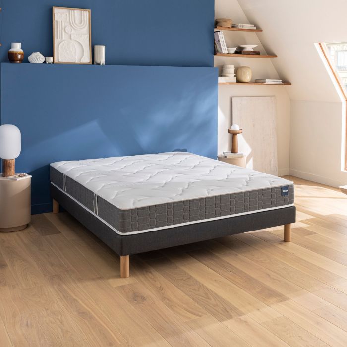 Le matelas Bultex en mousse So Good en situation sur un sommier dans une chambre moderne