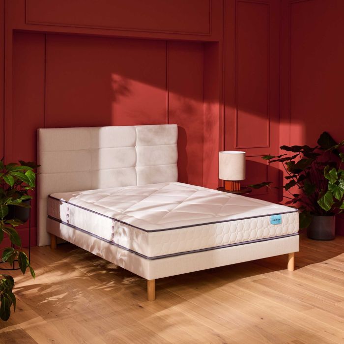 Matelas ressorts ensachés ferme Merinos Full Bed installé dans une chambre moderne rouge terracotta.