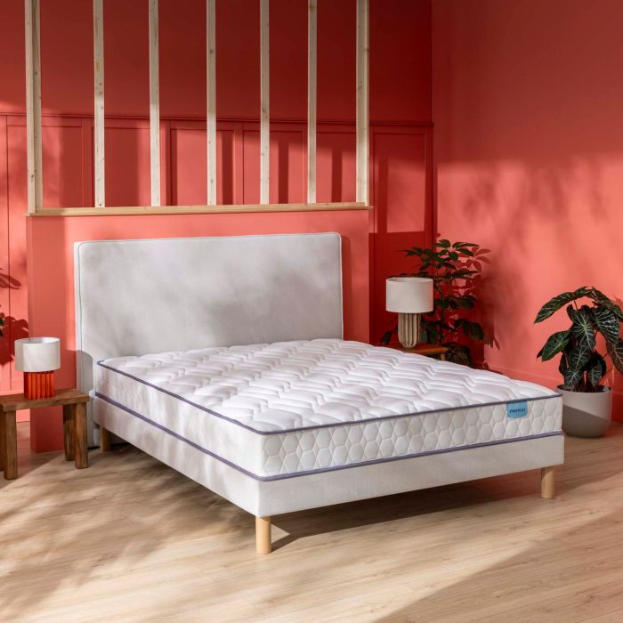 Matelas à ressorts ensachés ferme Merinos Morning Routine dans une chambre au style moderne.