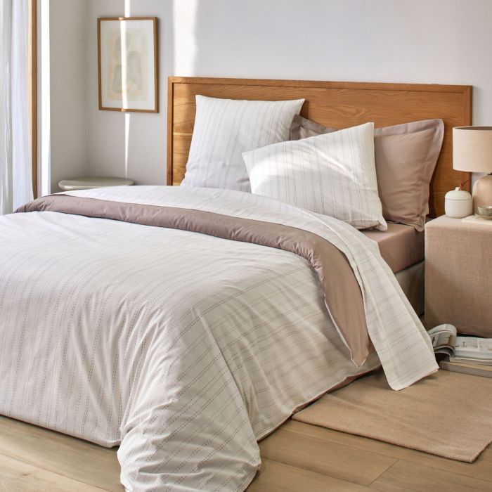 Parure de lit Ambre taupe à rayures fines dans une chambre au style scandinave épuré