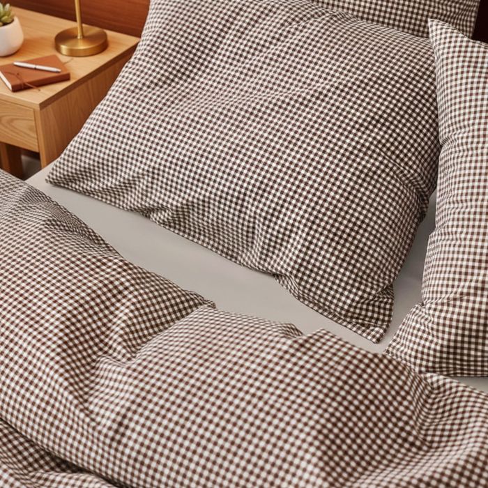 Texture du tissu en coton doux de la parure de lit vichy à petits carreaux marron