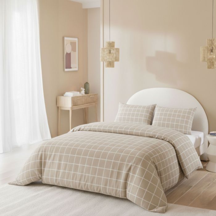 Chambre chaleureuse avec parure de lit en flanelle beige à carreaux Terre de Nuit sur lit double
