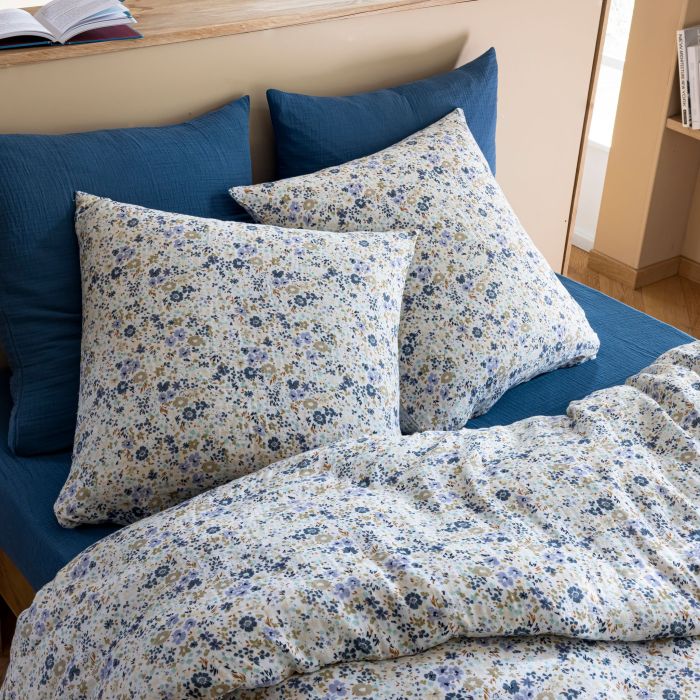 Lit double décoré avec la parure fleur aux motifs champêtres et oreillers assortis bleu nuit