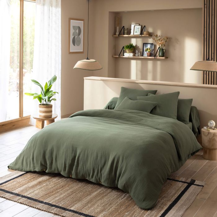 Housse de couette kaki en gaze de coton sur lit double, ambiance douce et naturelle