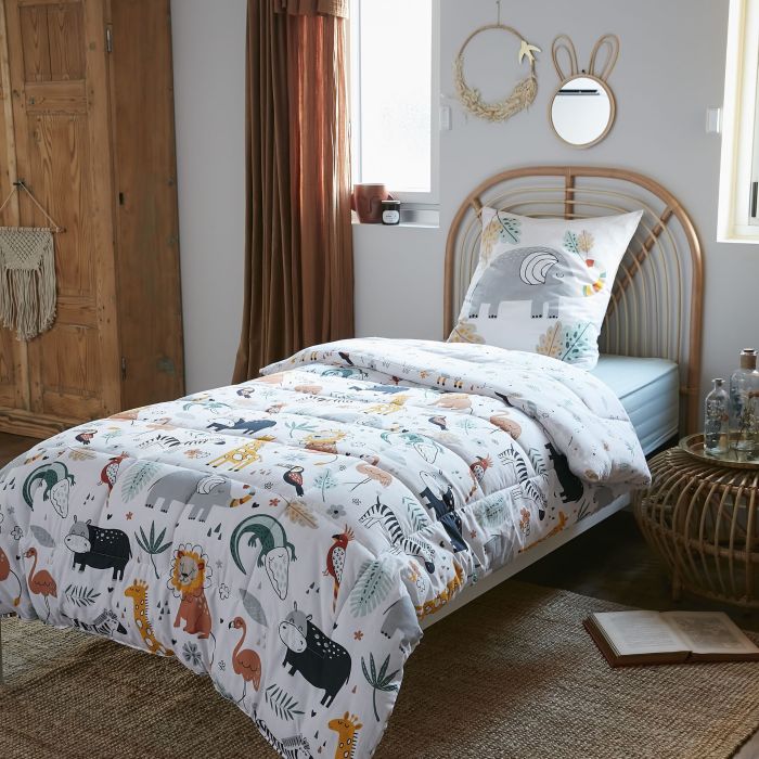 Parure de lit savane en coton avec motifs animaux girafe et lion dans une chambre d'enfant
