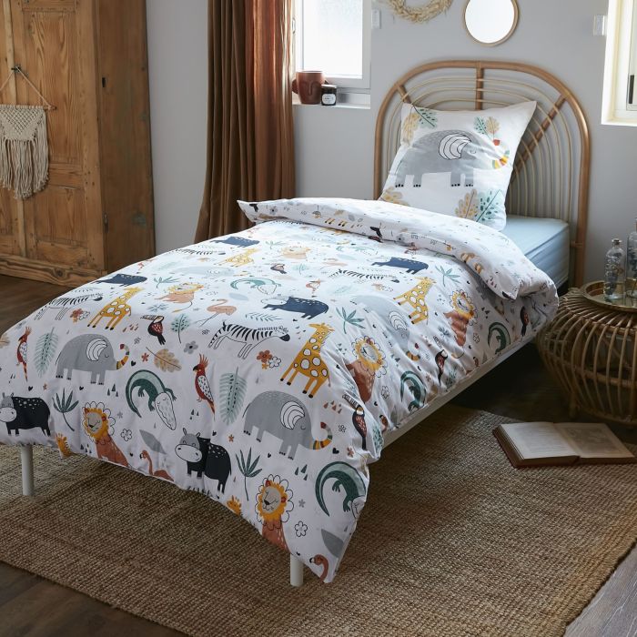Parure de lit savane en coton avec motifs animaux girafe et lion dans une chambre d'enfant