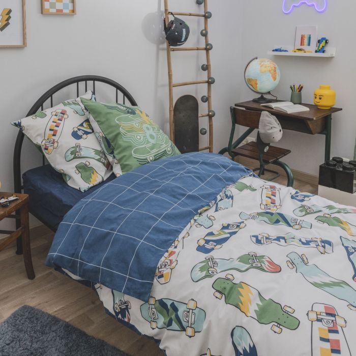 Lit enfant avec parure skate et taie d'oreiller assortie pour une décoration style streetwear dynamique