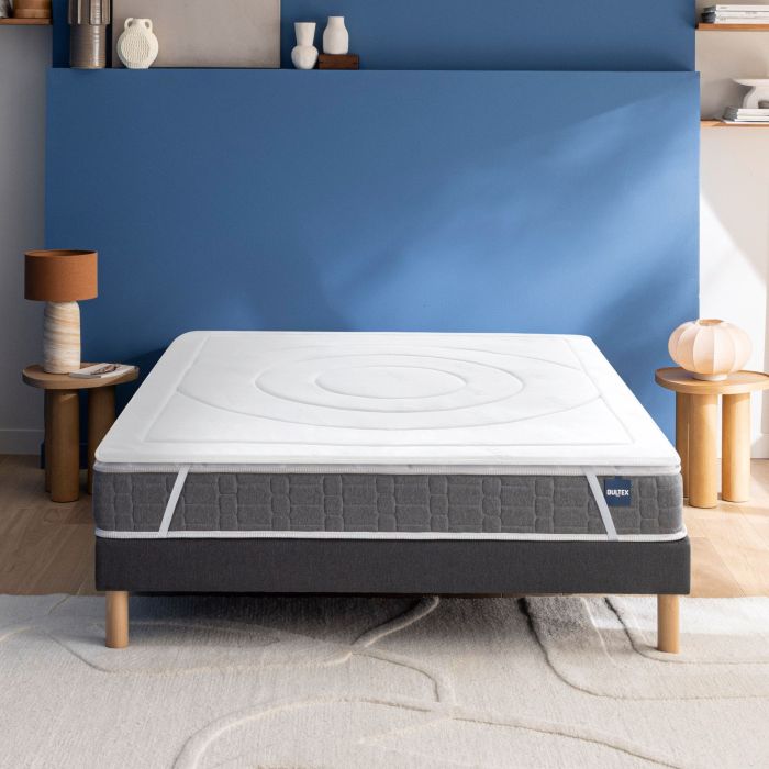 Surmatelas mémoire de forme confort médium Memosoft Bultex installé sur un lit
