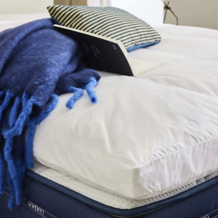Détail de l’épaisseur 6 cm du surmatelas duvet et plume de canard Reve someo