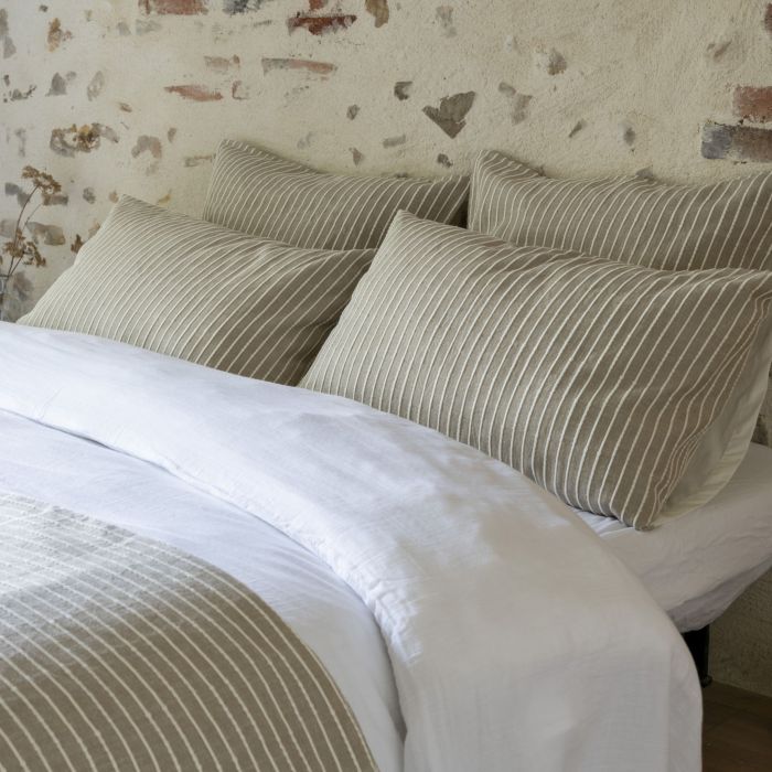 Taie d'oreiller dune en coton disposée sur un lit moderne pour une ambiance zen