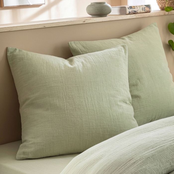 Harmonie de couleurs sur un lit avec taie oreiller gaze de coton vert sans repassage