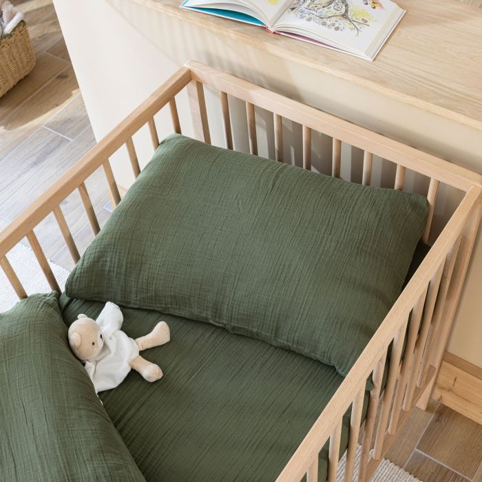 Taie d'oreiller gaze de coton kaki 40x60 Terre de Nuit NOA ambiance