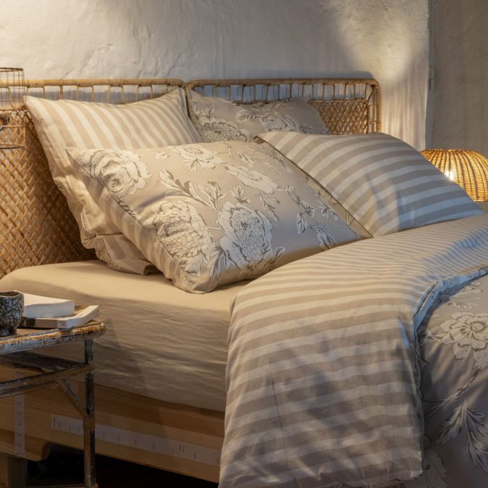 Parure de lit bucolique Terre de Nuit aux imprimés floraux vintage dans une chambre lumineuse