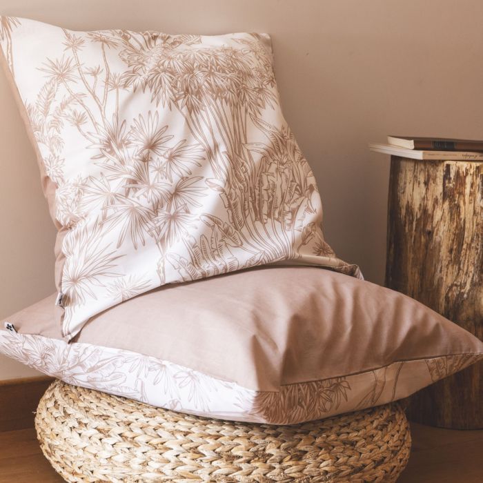 Taie oreiller coton flora au motif végétal sur un lit style rotin et bohème