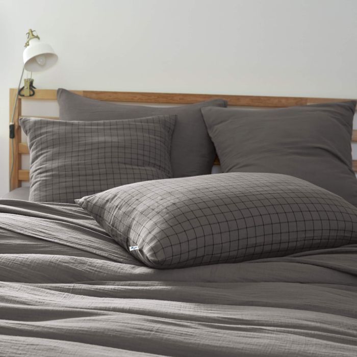 Taie d'oreiller à carreaux double gaze de coton anthracite (ambiance)