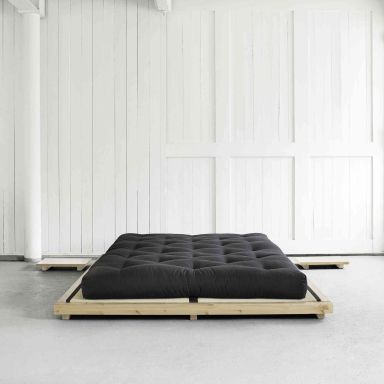 Lit au style japonais en bois naturel avec matelas futon noir