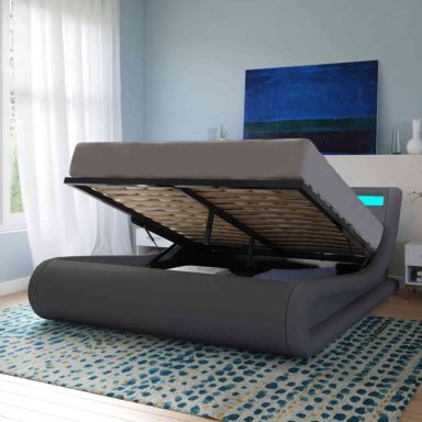 Lit coffre avec éclairages LED intégrés gris + sommier - LT14023. Structure en multiplis matelassé recouvert de P.U. Eclairages LEDS intégrés à la têtte de lit. Sommier 2x13 lattes multiplis inclus. Matelas non inclus. Livré en kit.