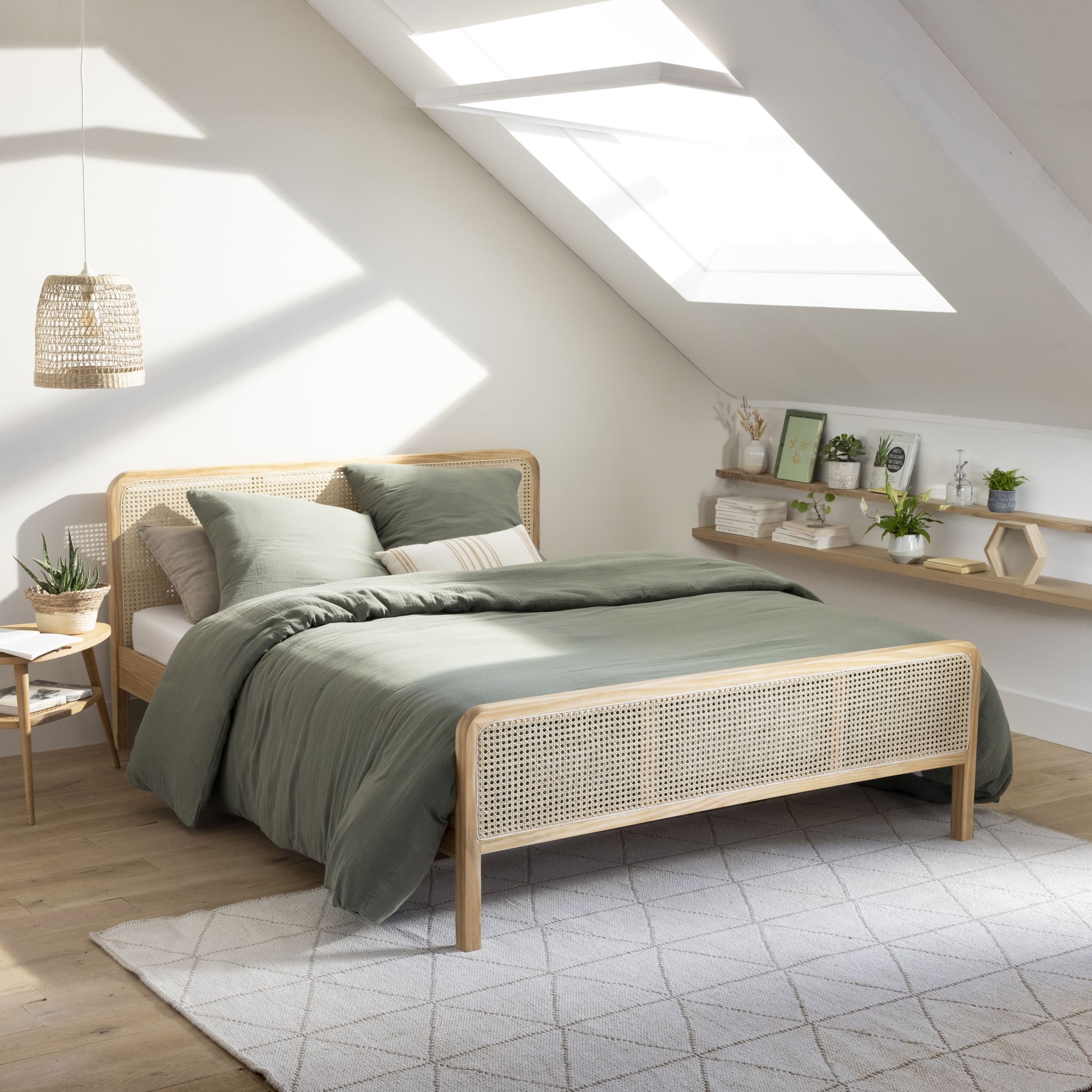 Lit adulte en pin massif avec véritable cannage 140x200 + set de 2 planches de chevet cannage