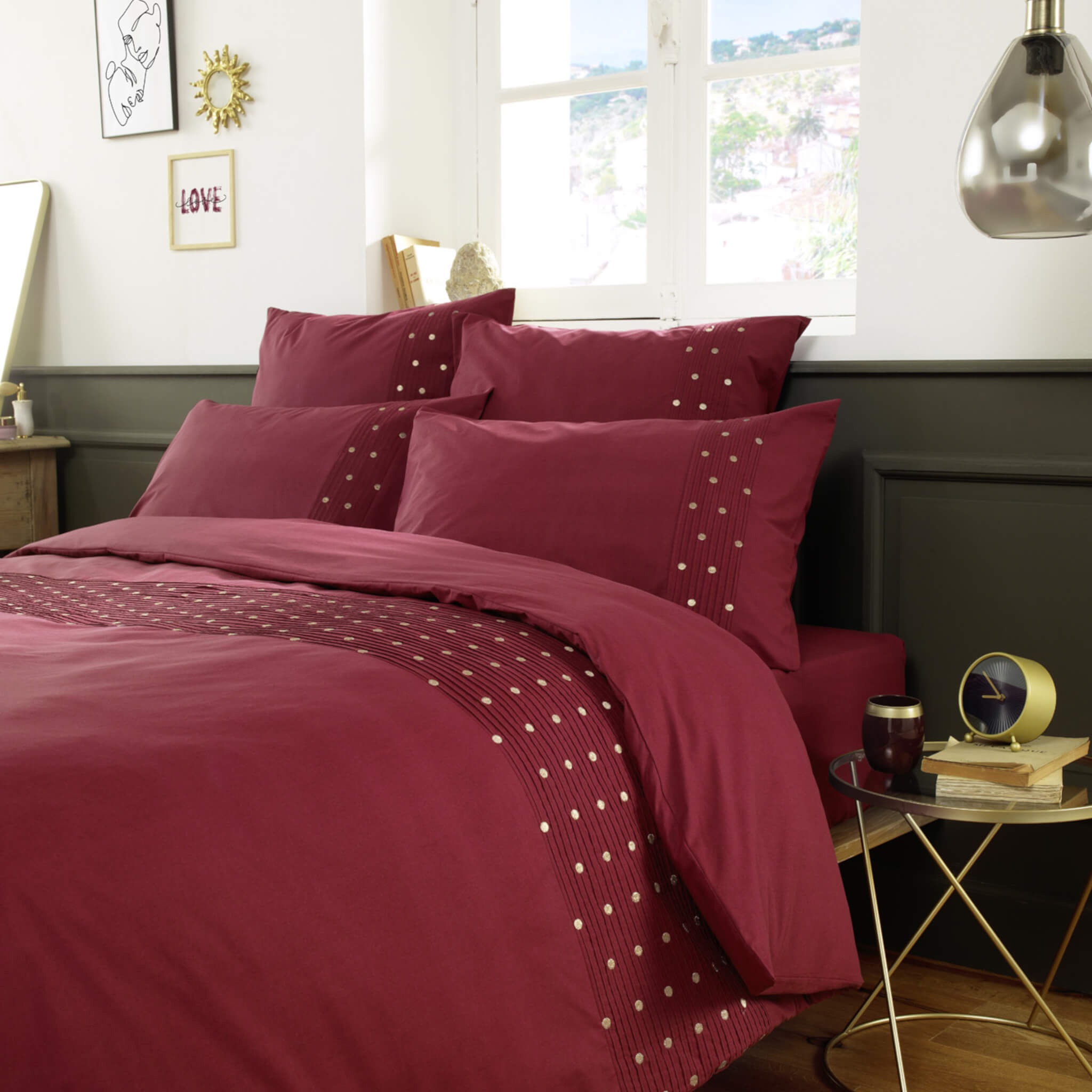 Housse de couette brodée plis religieuses bordeaux 260x240 cm