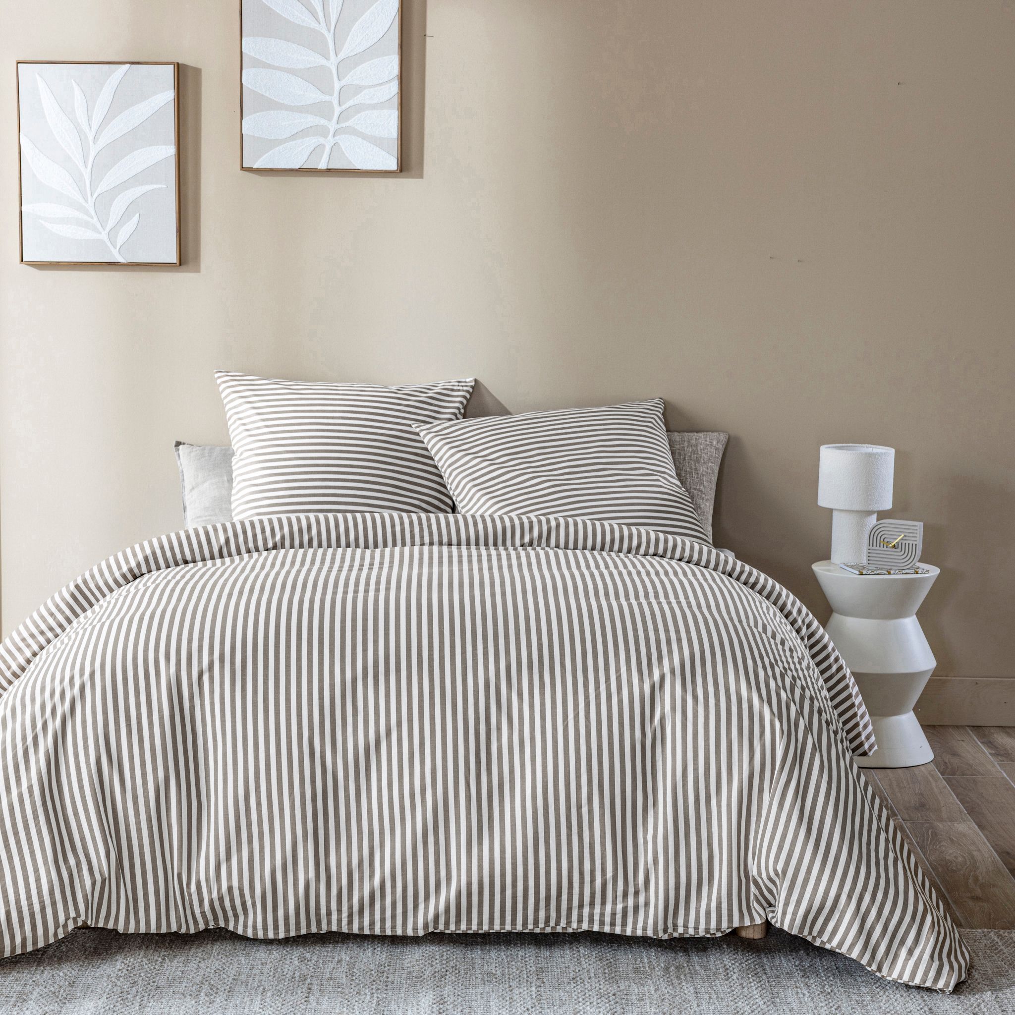Parure de lit 140x200 coton à rayures taupe Terre de Nuit Horizon
