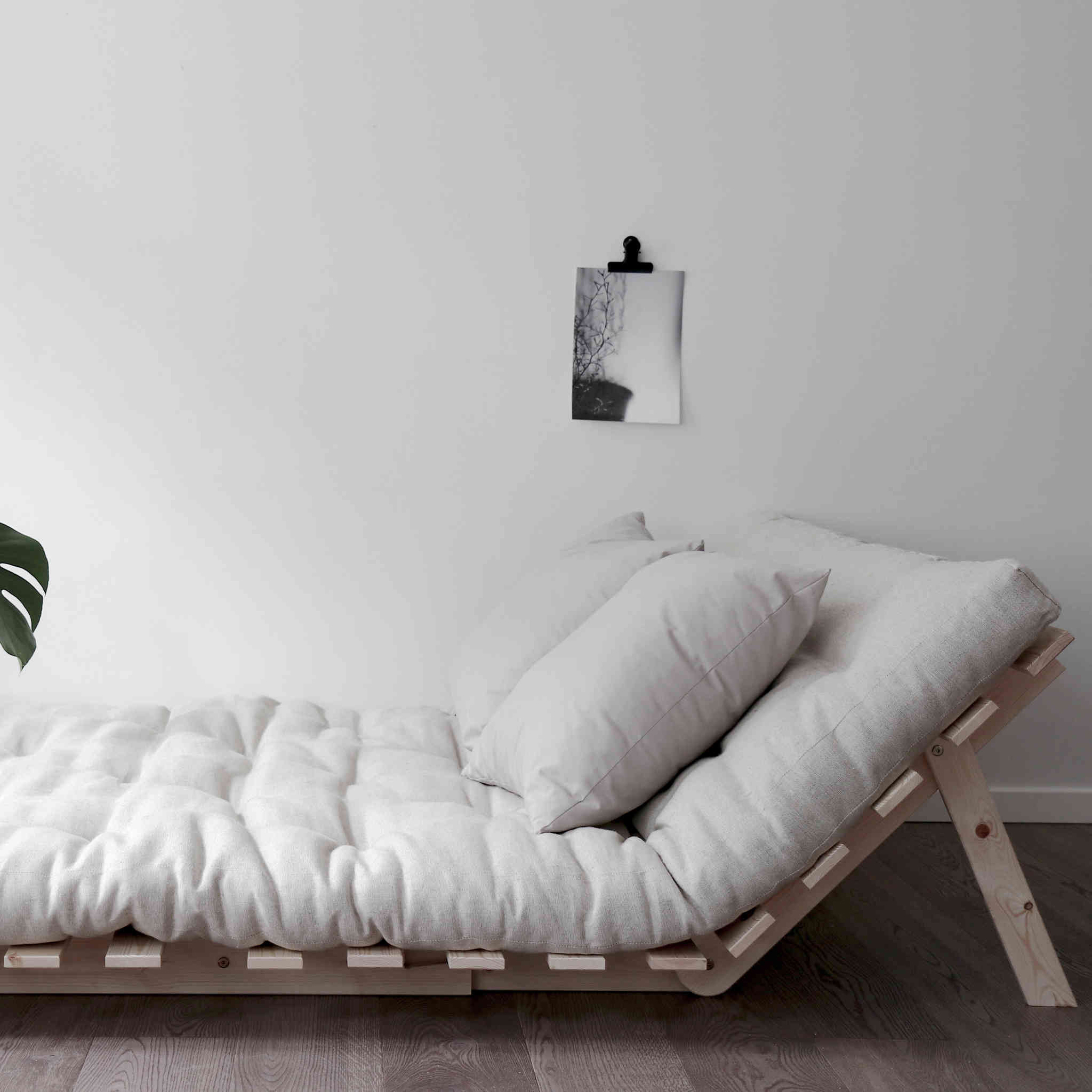 Canapé convertible 2 places en bois avec futon blanc Fresh - Karup –  Concept Usine