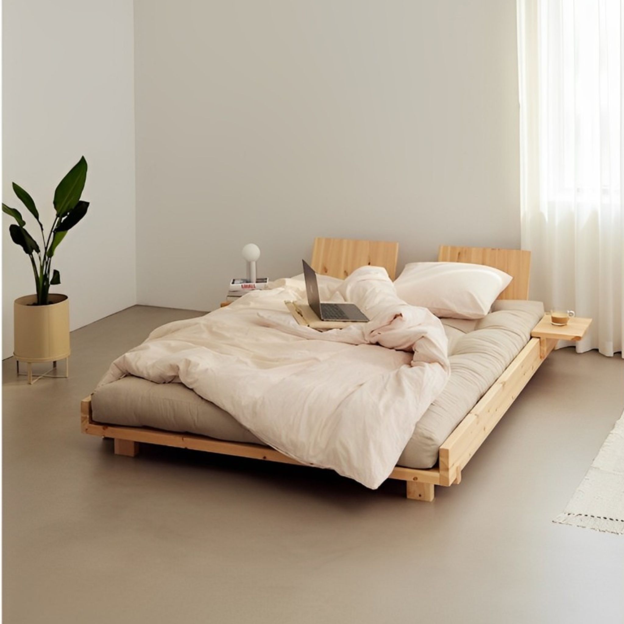 Lit SOCIAL BED en pin massif naturel avec dossiers et 2 tables de chevet