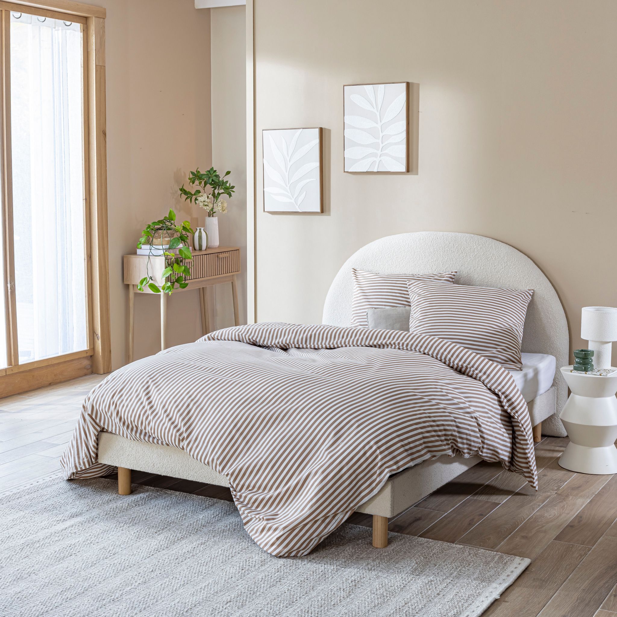 Lit 160x200 tissu beige avec tête de lit bouclette
