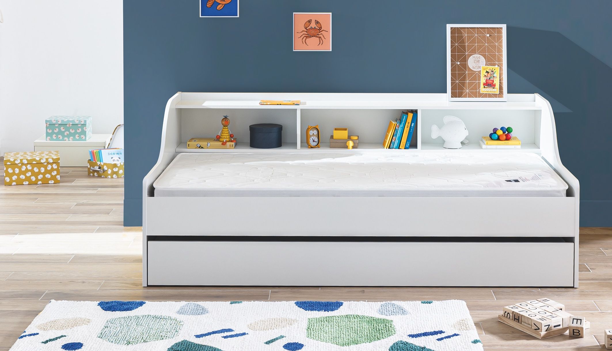 Lit banquette enfant blanc avec matelas Bultex, adapté aux petits espaces, dans une chambre décorée.